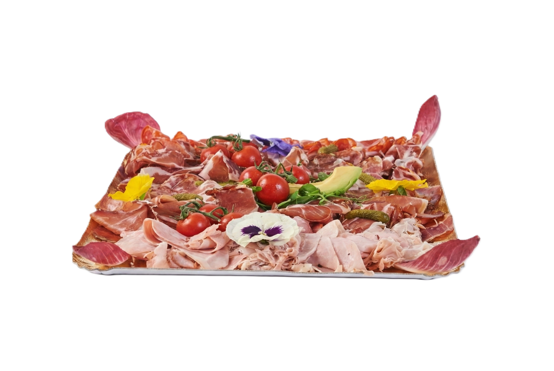 Plateau de charcuterie artisanale avec jambon cru, jambon blanc, tomates cerises et fleurs comestibles.